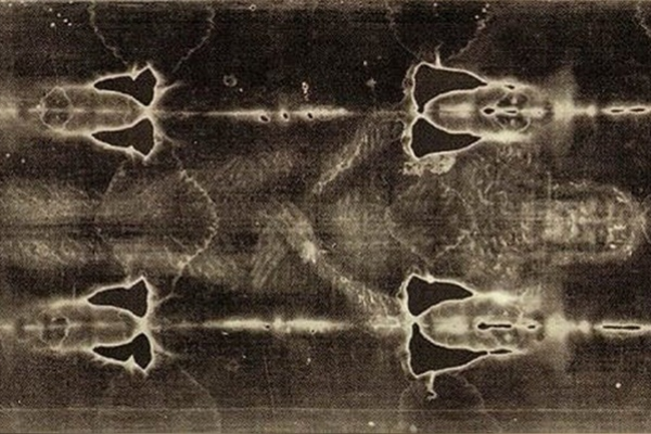 Các chuyên gia phê bình giả thuyết nói rằng “Khăn liệm thành Turin được giả mạo vào thời Trung cổ bằng kỹ thuật phù điêu”