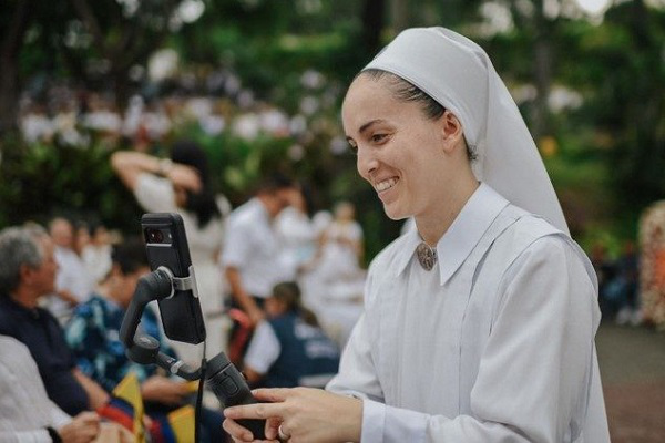 Sơ Paula Blum với sứ vụ phục vụ Chúa trong ngành nha sĩ và mạng xã hội