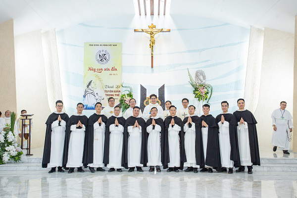 Mừng lễ Đức Maria Hồn xác về trời - 11 thày tuyên khấn Trọng trong Dòng Đa Minh Việt Nam