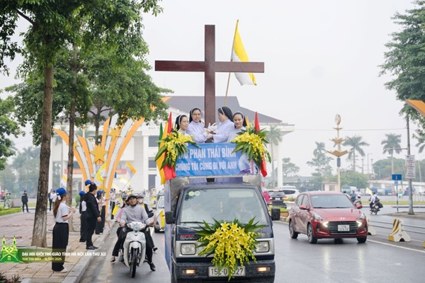 Đón tiếp các tham dự viên và cung nghinh Thánh Giá từ dòng nữ Đa Minh Thái Bình về Nhà thờ Chính Toà Thái Bình