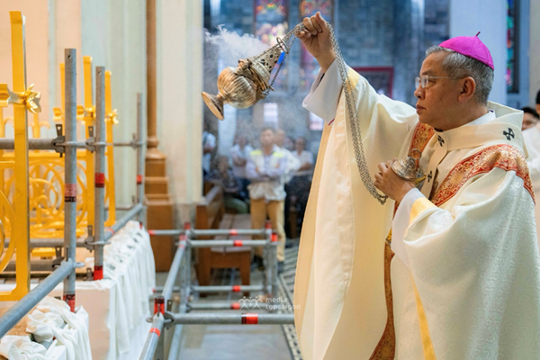 Lễ trọng kính Thánh Giuse tại Nhà thờ Chính tòa Đức Bà Sài Gòn: Tạ ơn Chúa ngày đưa hai Thánh giá trở lại đỉnh tháp kẽm