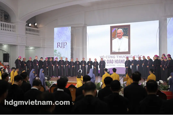 Hội đồng Giám mục Việt Nam Khai mạc Hội nghị Thường niên I/2025 và cầu nguyện cho Đức cố Giáo hoàng Phanxicô