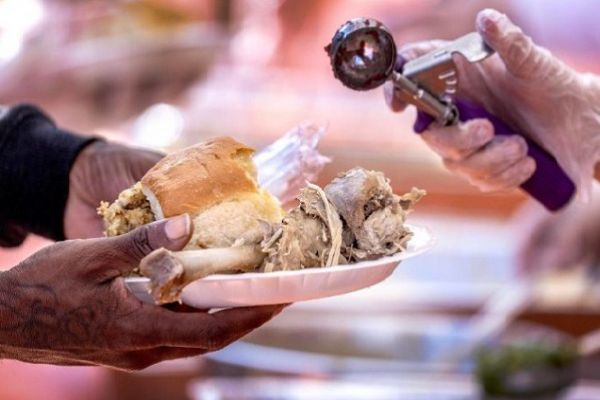 Các nữ tu Hoa Kỳ phục vụ hàng ngàn bữa ăn cho người nghèo nhân dịp lễ Tạ Ơn (Thanksgiving)