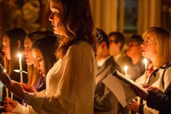 Tiếp tục đứng sau khi hát long trọng ba lần Alleluia
