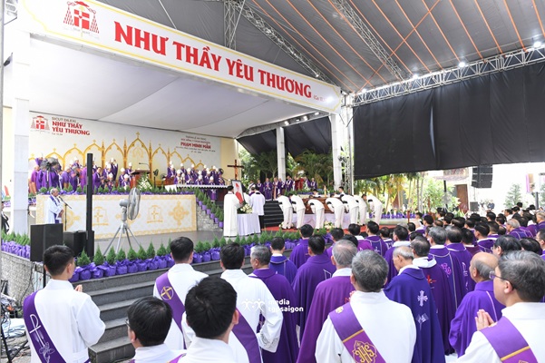 Nghi lễ di quan và Thánh lễ an táng Đức Hồng y Gioan Baotixita Phạm Minh Mẫn