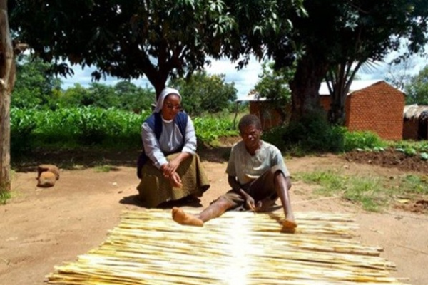 Các nữ tu mang năng lượng mặt trời và hy vọng đến cho hàng ngàn người ở Malawi