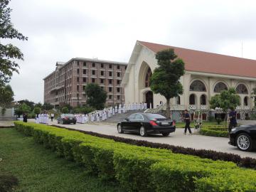 Hình ảnh phái đoàn Tòa Thánh đến thăm Chị em Hội Dòng Nữ Đa Minh Thái Bình