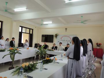 Hình ảnh phái đoàn Tòa Thánh đến thăm Chị em Hội Dòng Nữ Đa Minh Thái Bình