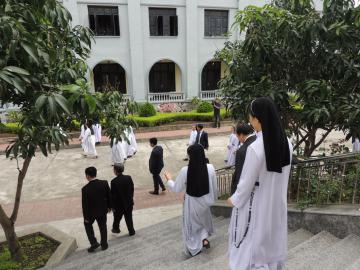 Hình ảnh phái đoàn Tòa Thánh đến thăm Chị em Hội Dòng Nữ Đa Minh Thái Bình