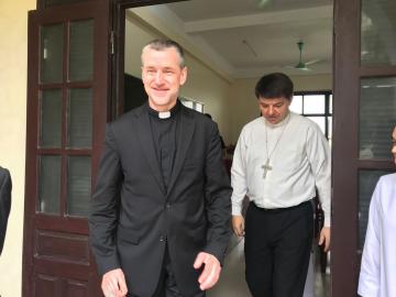 Hình ảnh phái đoàn Tòa Thánh đến thăm Chị em Hội Dòng Nữ Đa Minh Thái Bình