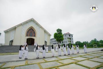 Hình ảnh phái đoàn Tòa Thánh đến thăm Chị em Hội Dòng Nữ Đa Minh Thái Bình