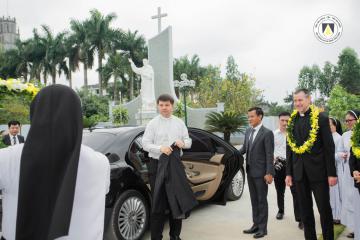 Hình ảnh phái đoàn Tòa Thánh đến thăm Chị em Hội Dòng Nữ Đa Minh Thái Bình