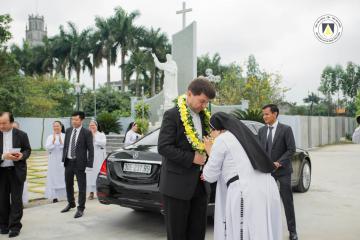 Hình ảnh phái đoàn Tòa Thánh đến thăm Chị em Hội Dòng Nữ Đa Minh Thái Bình