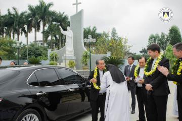 Hình ảnh phái đoàn Tòa Thánh đến thăm Chị em Hội Dòng Nữ Đa Minh Thái Bình