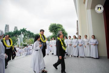 Hình ảnh phái đoàn Tòa Thánh đến thăm Chị em Hội Dòng Nữ Đa Minh Thái Bình
