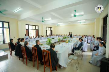 Hình ảnh phái đoàn Tòa Thánh đến thăm Chị em Hội Dòng Nữ Đa Minh Thái Bình