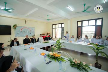 Hình ảnh phái đoàn Tòa Thánh đến thăm Chị em Hội Dòng Nữ Đa Minh Thái Bình