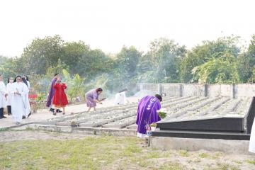 Hình ảnh: Thánh lễ cầu nguyện cho các Linh hồn tại Vườn thánh của Hội dòng