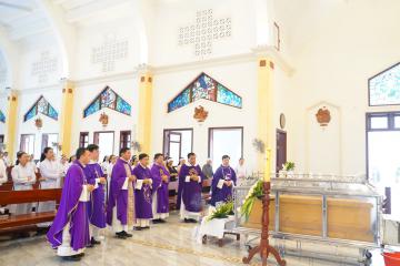 Hình ảnh: Nghi thức Khâm liệm, Thánh lễ tiễn đưa và kính viếng nữ tu Têrêxa Lê Thị Huệ, OP.