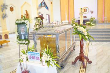 Hình ảnh: Nghi thức Khâm liệm, Thánh lễ tiễn đưa và kính viếng nữ tu Têrêxa Lê Thị Huệ, OP.