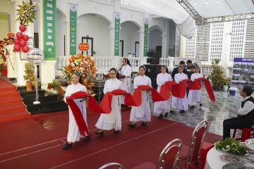 Hình ảnh: Thánh lễ Tạ ơn, Làm phép và Cắt băng Khánh Thành Nhà Sinh Hoạt Tu xá Thánh Martinô Ngọc Đồng