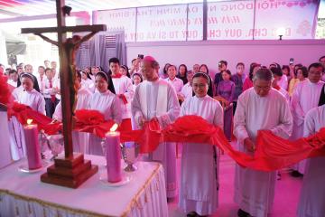 Hình ảnh: Làm phép và Cắt băng Khánh Thành Cộng đoàn Thánh Piô V Mỹ Hội