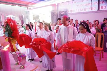 Hình ảnh: Làm phép và Cắt băng Khánh Thành Cộng đoàn Thánh Piô V Mỹ Hội