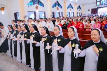 Chùm hình ảnh số 1: Thánh lễ Tạ ơn, Nghi thức Khấn Dòng và mừng Ngân khánh Khấn Dòng năm 2026 (1)