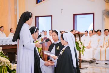 Chùm Hình ảnh số 2: Thánh lễ Tạ ơn, Nghi thức Khấn Dòng và mừng Ngân khánh Khấn Dòng năm 2026 (2)