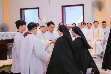 Chùm Hình ảnh số 2: Thánh lễ Tạ ơn, Nghi thức Khấn Dòng và mừng Ngân khánh Khấn Dòng năm 2026 (2)
