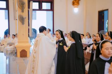 Chùm Hình ảnh số 6: Thánh lễ Tạ ơn, Nghi thức Khấn Dòng và mừng Ngân khánh Khấn Dòng năm 2026 (6)