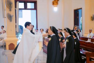 Chùm Hình ảnh số 6: Thánh lễ Tạ ơn, Nghi thức Khấn Dòng và mừng Ngân khánh Khấn Dòng năm 2026 (6)
